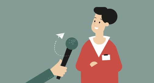 Umfrage zum Bewerbungsprozess Ein Krankenschwester wird interviewst.